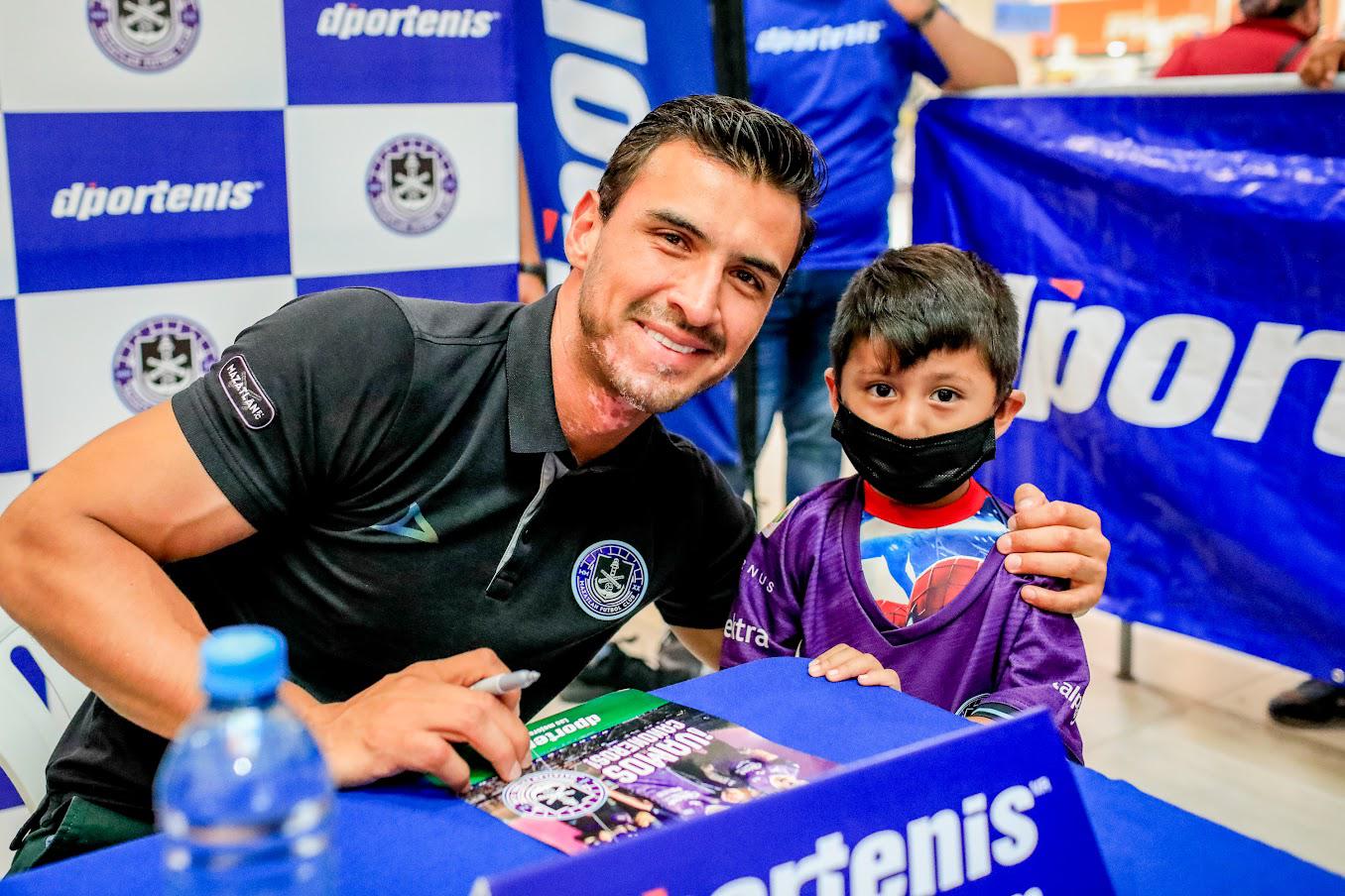 $!Mazatlán FC y D’portenis realizan firma de autógrafos y convivencia con aficionados