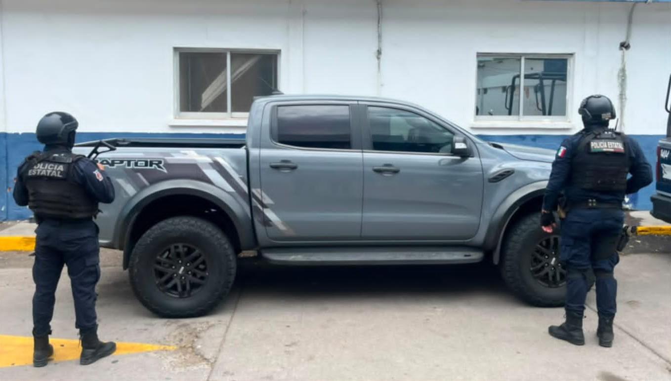$!Cae presunto robacarros tras persecución; acababa de despojar una Ford Ranger en Culiacán