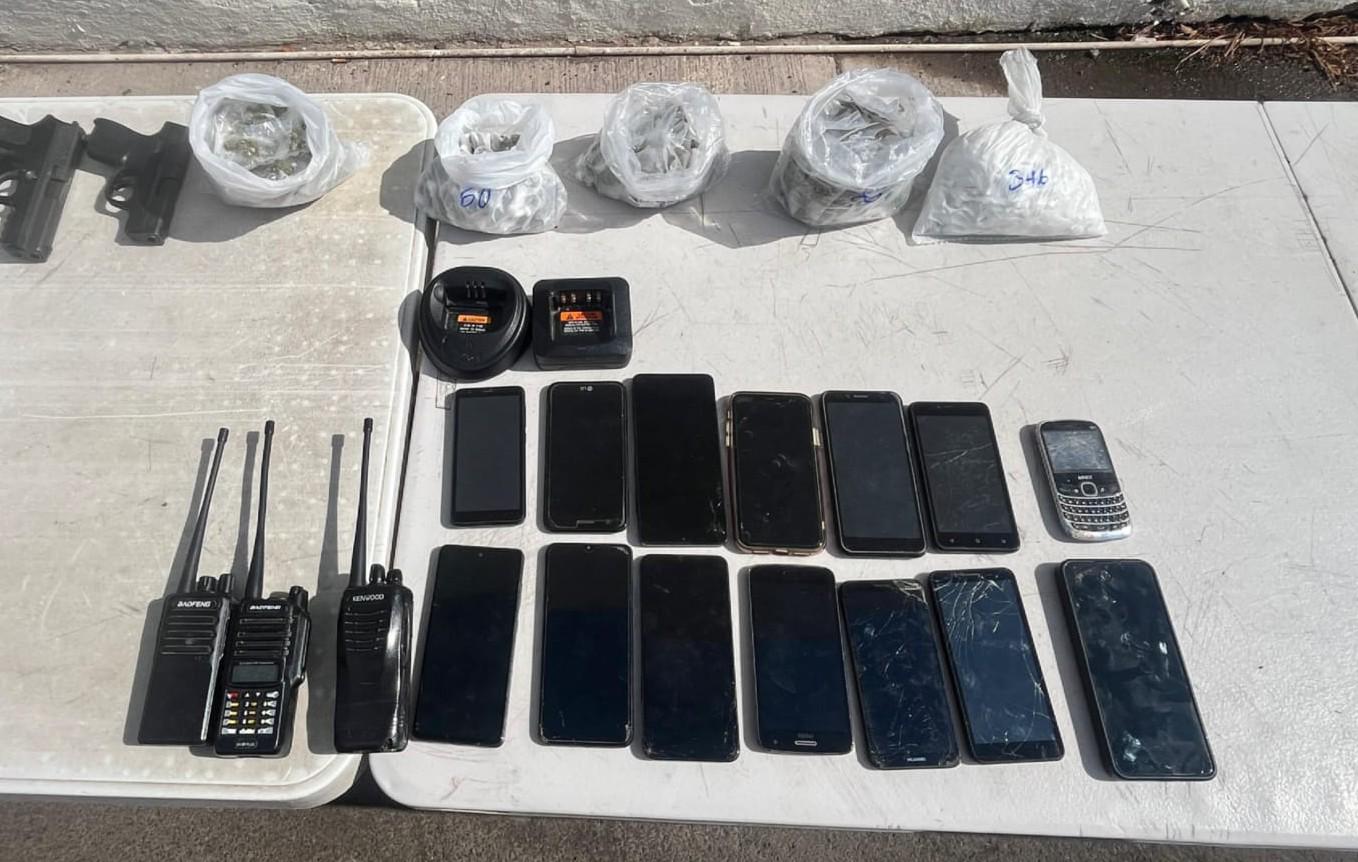 $!Cateo en Penal de Aguaruto deja arsenal, granadas y droga asegurados en Culiacán