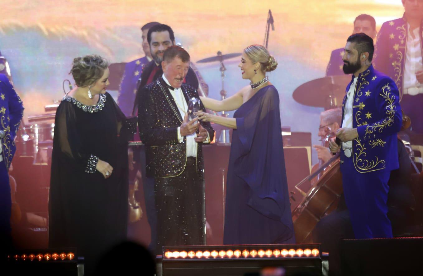 $!Mariana I recibe sus atributos reales como Reina de los Juegos Florales del Carnaval de Mazatlán 2026