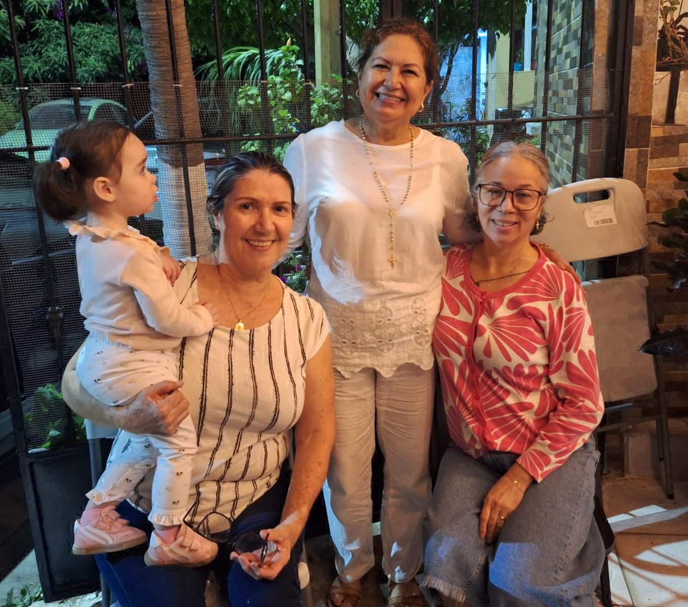 $!La festejada entre la pequeña Samadhi Mora Aguayo, Laura Gárate e Isabel Rendón.