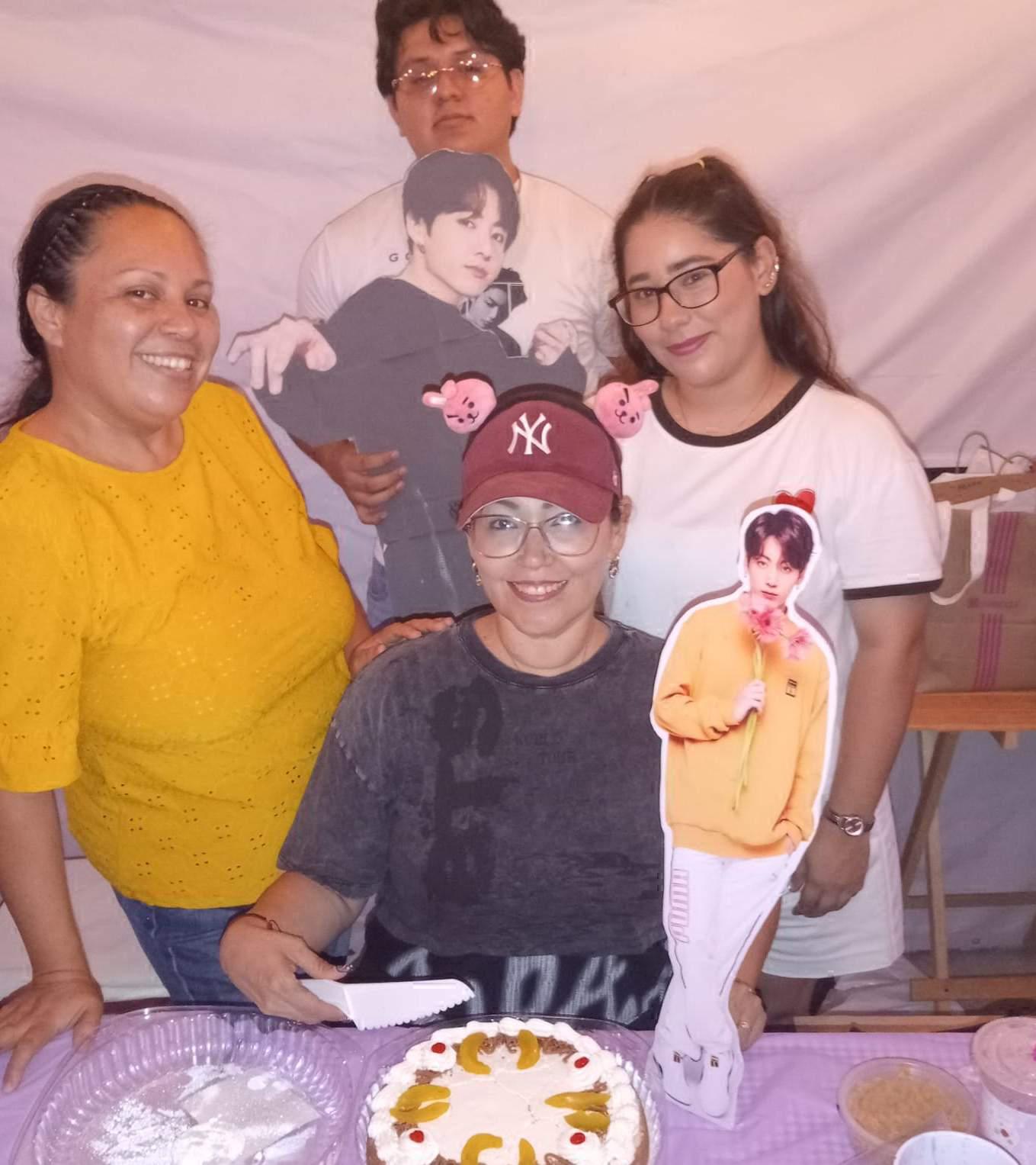 $!Algunos de los presentes posaron con imágenes de los integrantes de BTS.