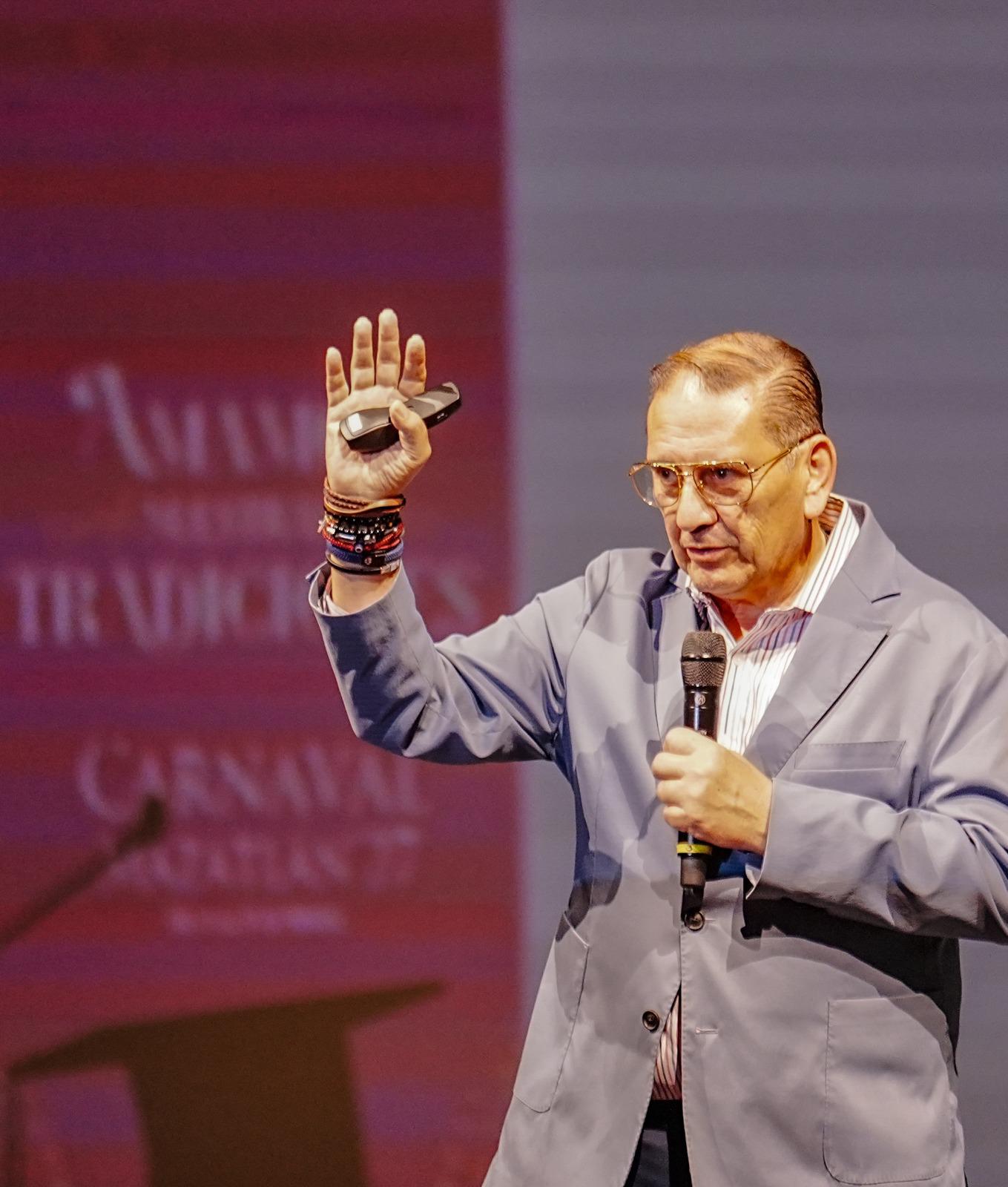 $!Óscar García Osuna, director de Cultura Mazatlán, presenta a la edición 2027 del Carnaval de Mazatlán.
