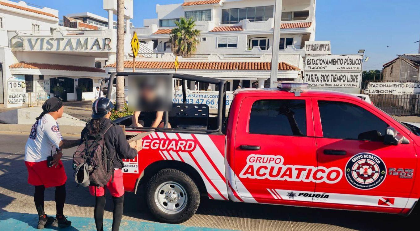 $!Atienden a pescador y a pelícano lesionados con un anzuelo en Mazatlán