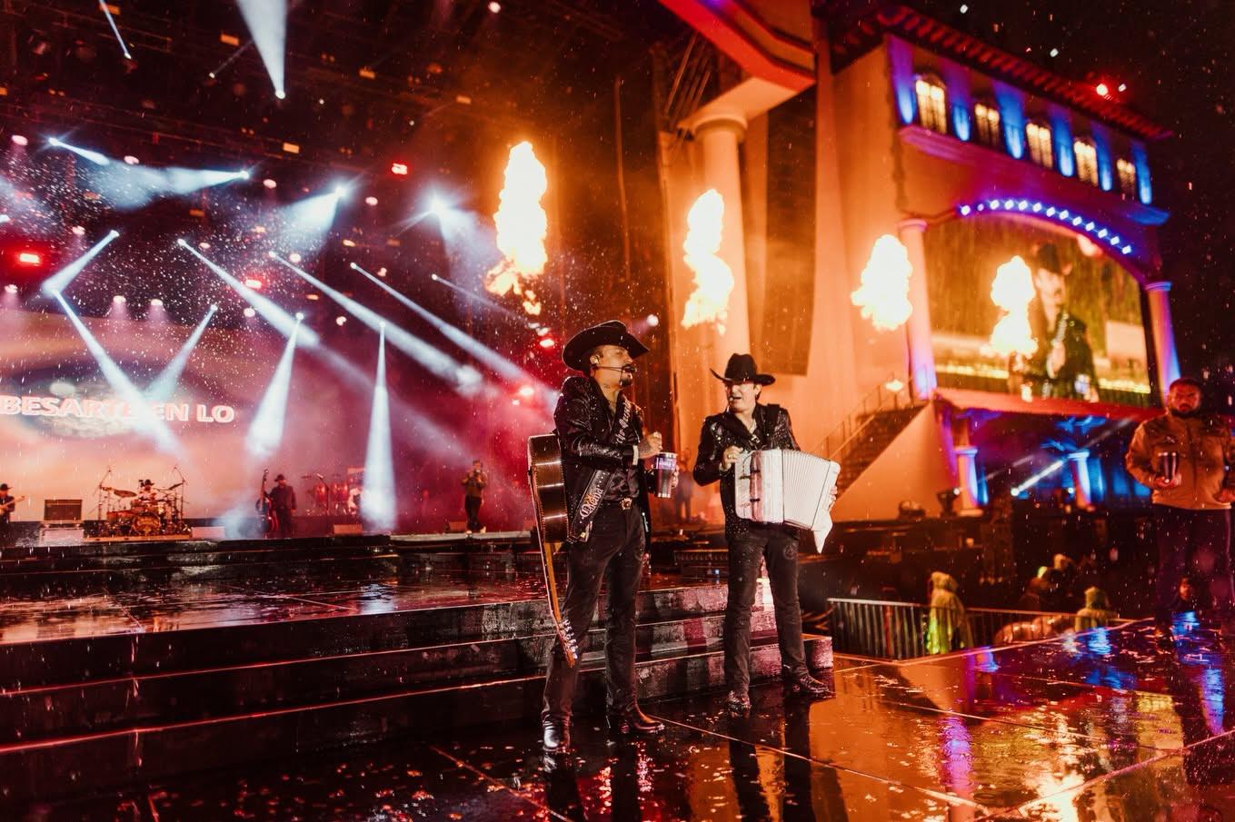 $!Los Dos Carnales llevaron su música norteña al escenario del Festival Arre 2026.