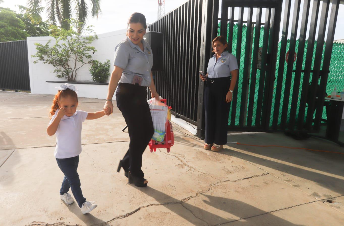 $!Los más pequeños eran acompañados por su profesoras hasta las aulas.