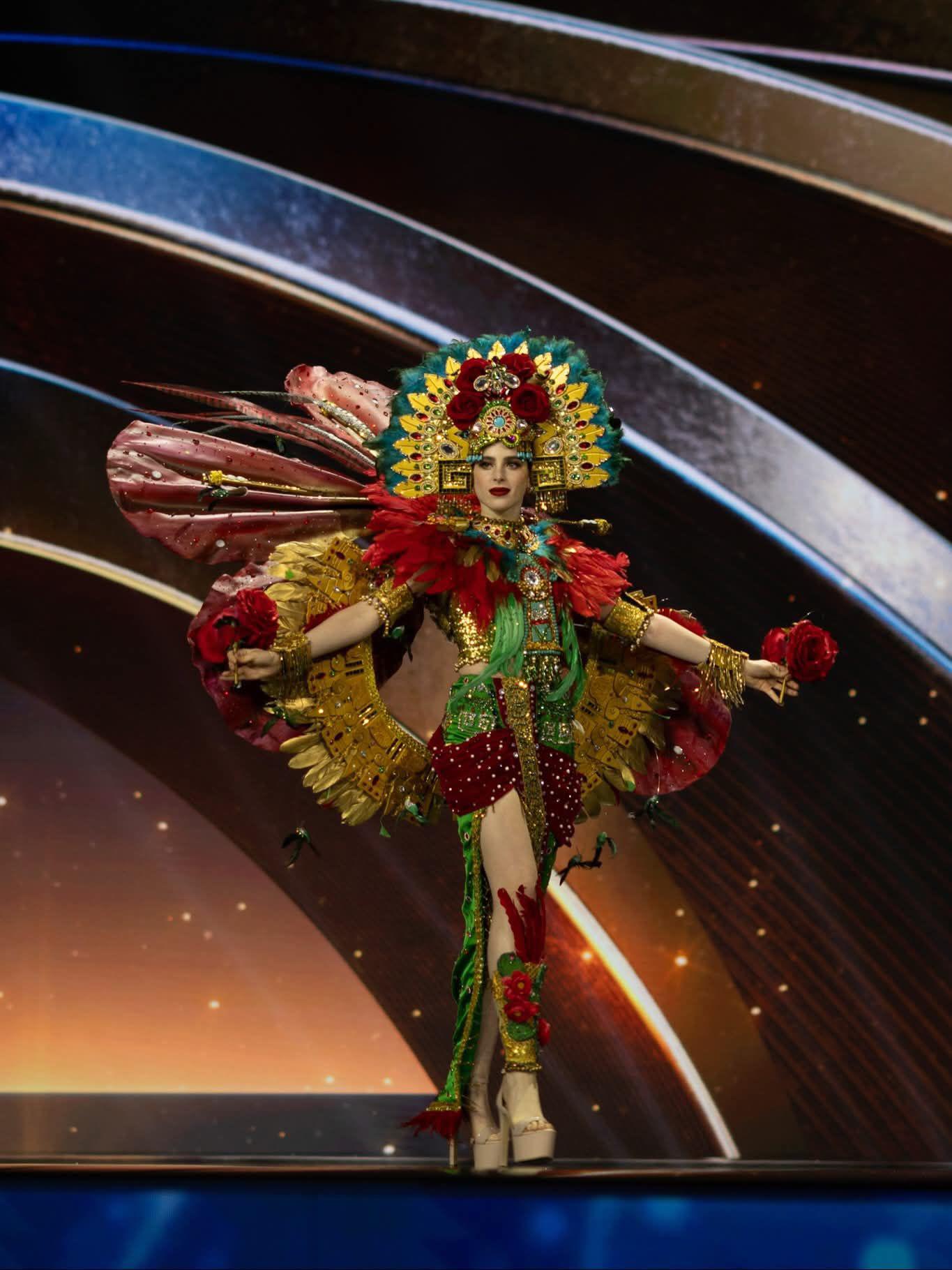 $!Fátima Bosh se apodera de la pasarela en su traje típico.