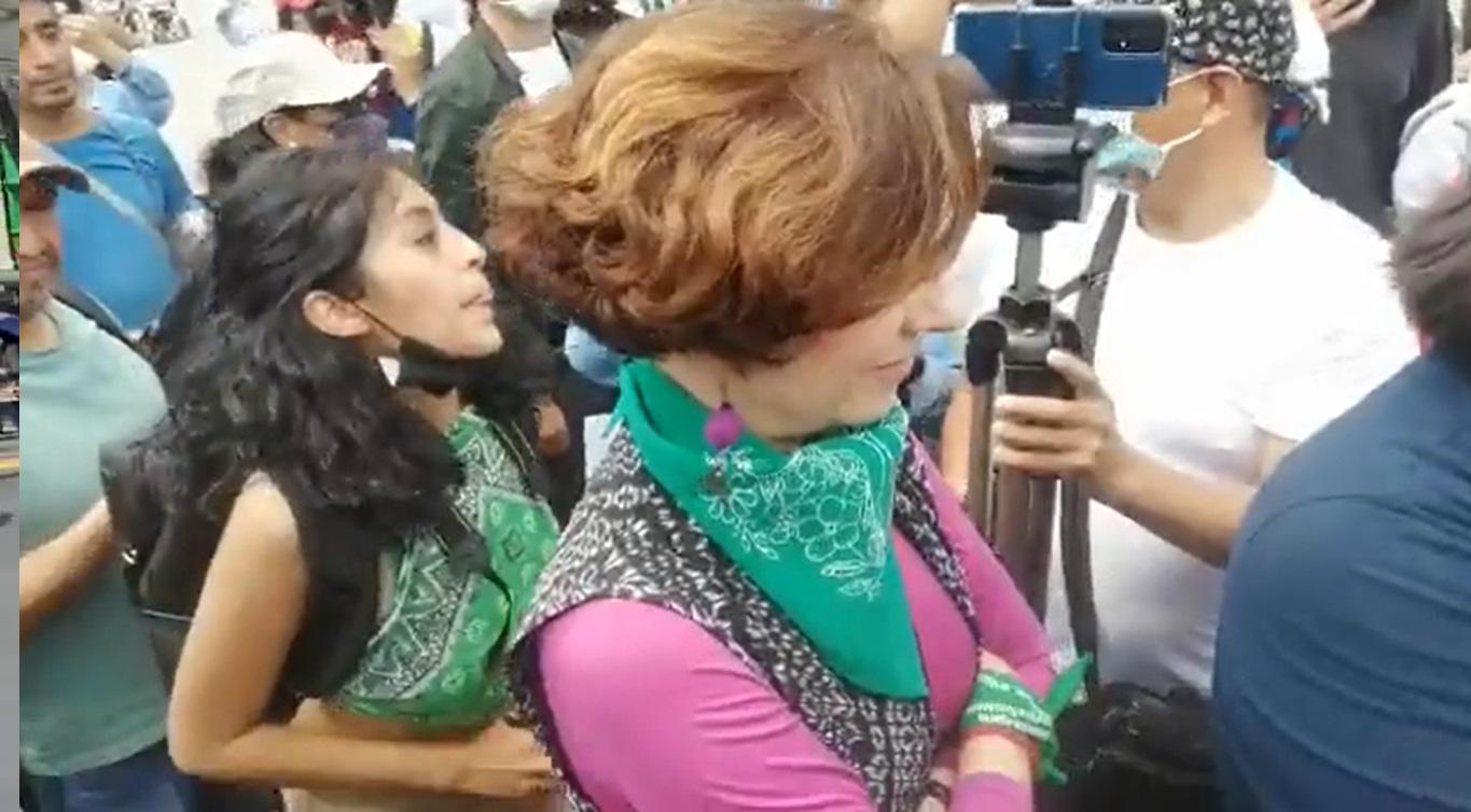 $!Agreden a Denise Dresser durante marcha del 2 de octubre