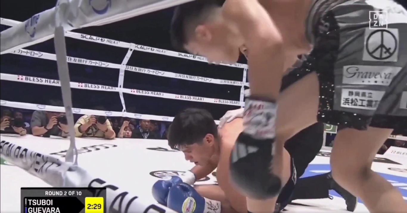 $!Pedro Guevara sale en camilla tras choque de cabezas en Japón