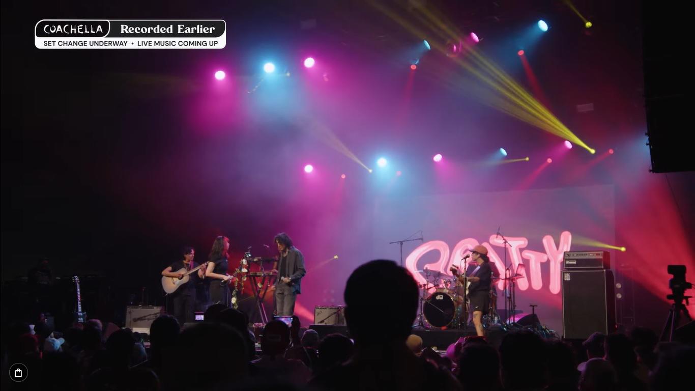$!Ante miles de fans cantó la artista originaria de Culiacán.