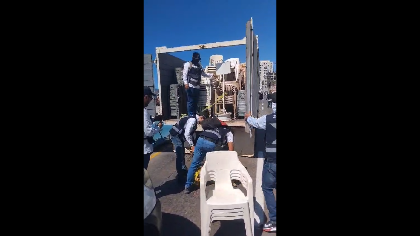 $!Retiene Oficialía Mayor más de 400 bancos y sillas en el malecón de Mazatlán