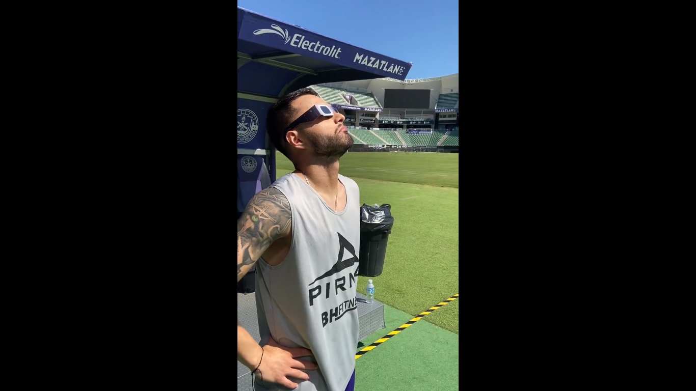 $!Jugadores del Mazatlán FC se maravillan con el eclipse anular