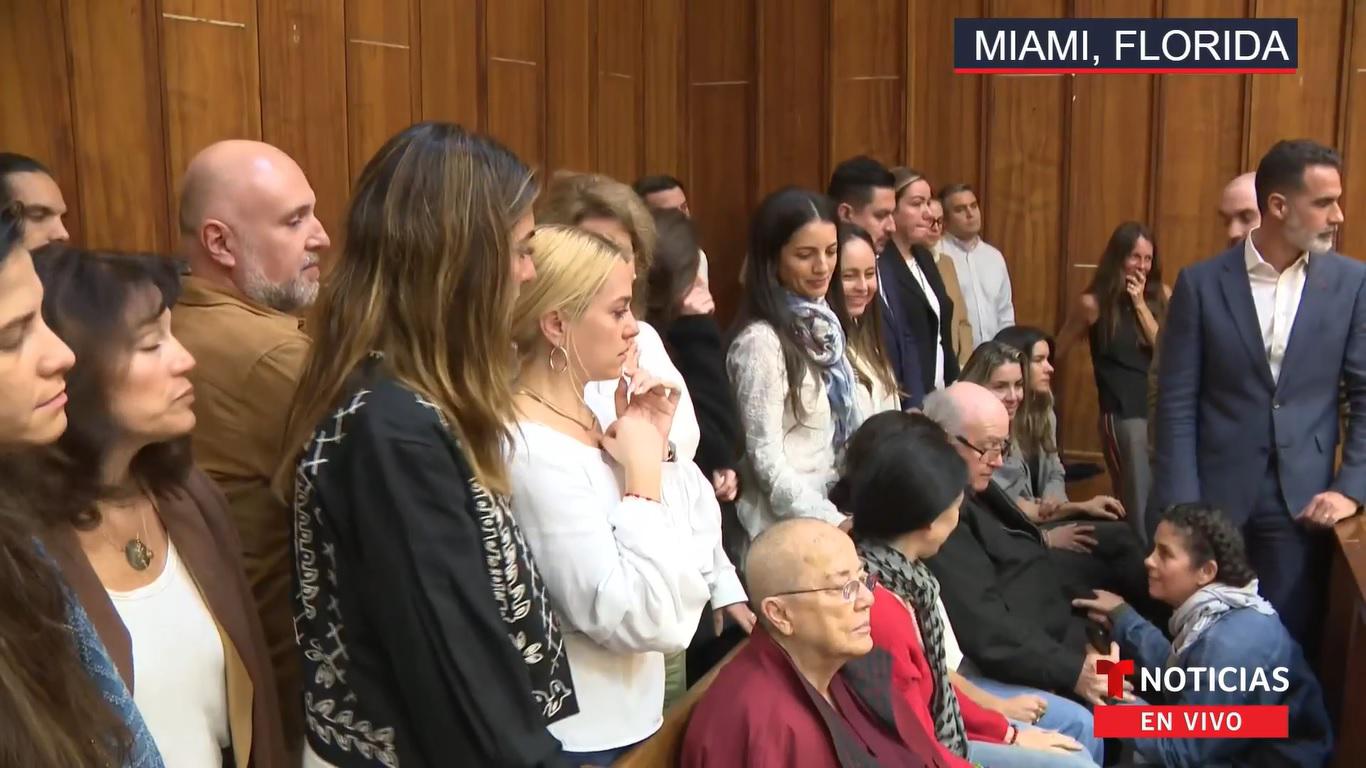 $!La familia del actor estuvo presente durante la audiencia.