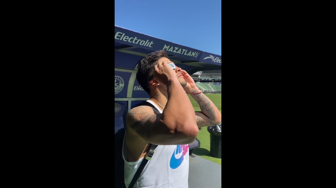 $!Jugadores del Mazatlán FC se maravillan con el eclipse anular