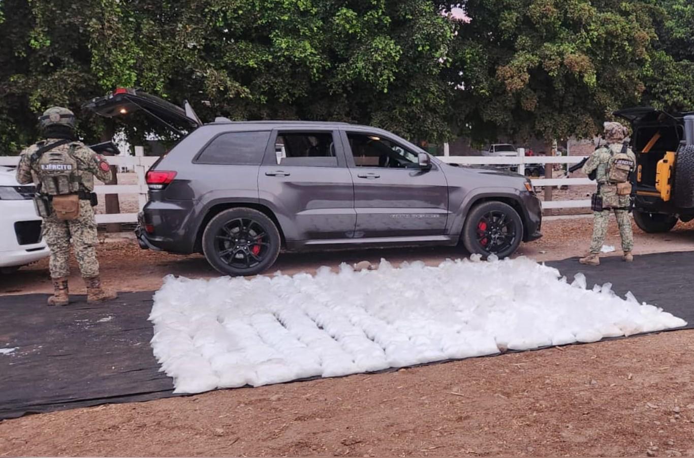 $!Ejército asegura más de 700 kilos de droga y vehículos en Higueras de Abuya, Culiacán