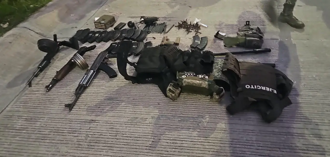 $!Marina detiene a dos hombres con un arsenal, un artefacto explosivo y un auto en el fraccionamiento Cibeles, en Mazatlán