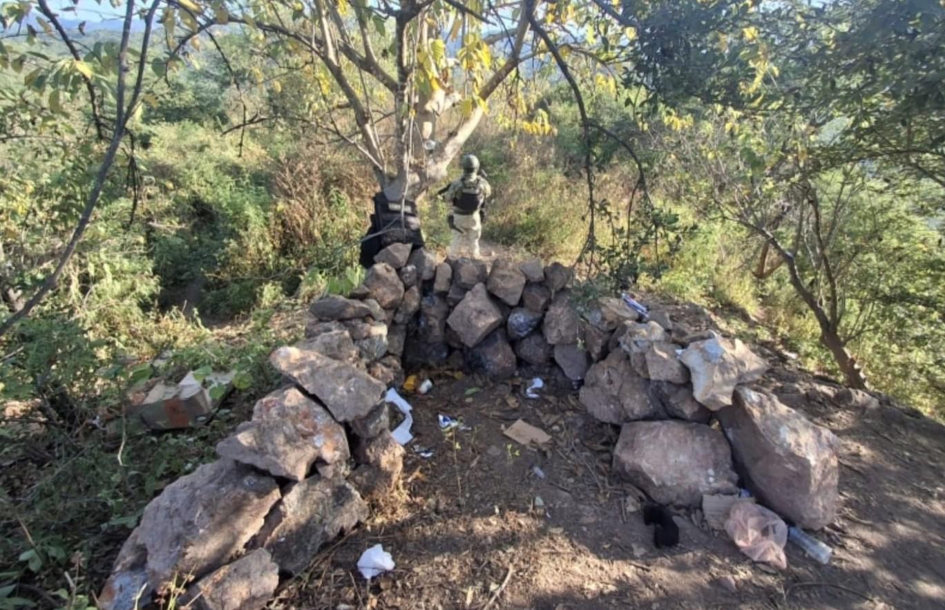 $!Ejército asegura campamento con armamento y chalecos tácticos en Concordia