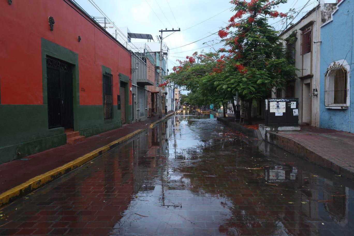 $!Lluvias por la tormenta Enrique dejan inundaciones en vialidades y playas cerradas en Mazatlán