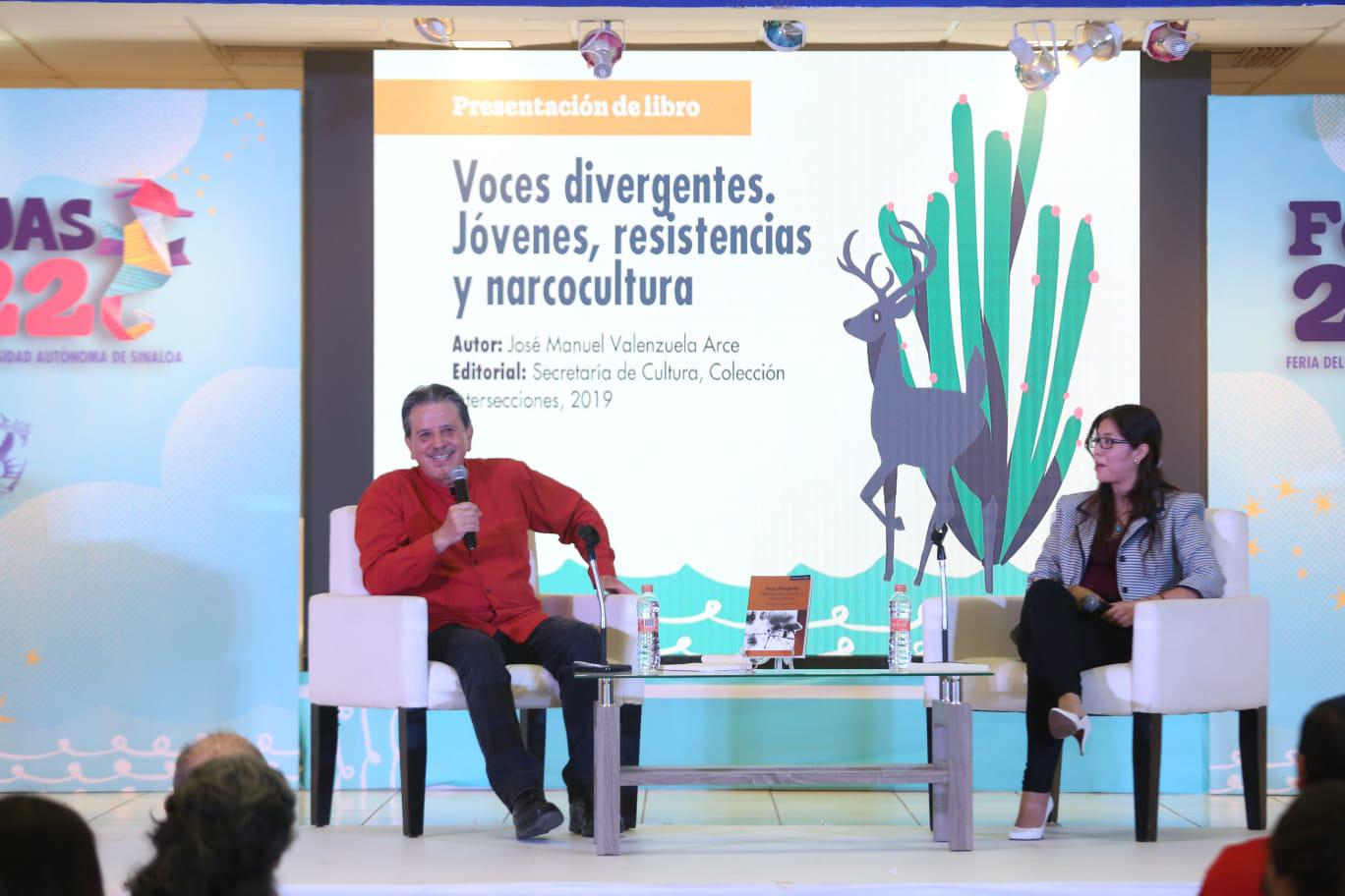 $!El escritor al lado de la comentarista de su libro, Guadalupe Friné Lucho González.