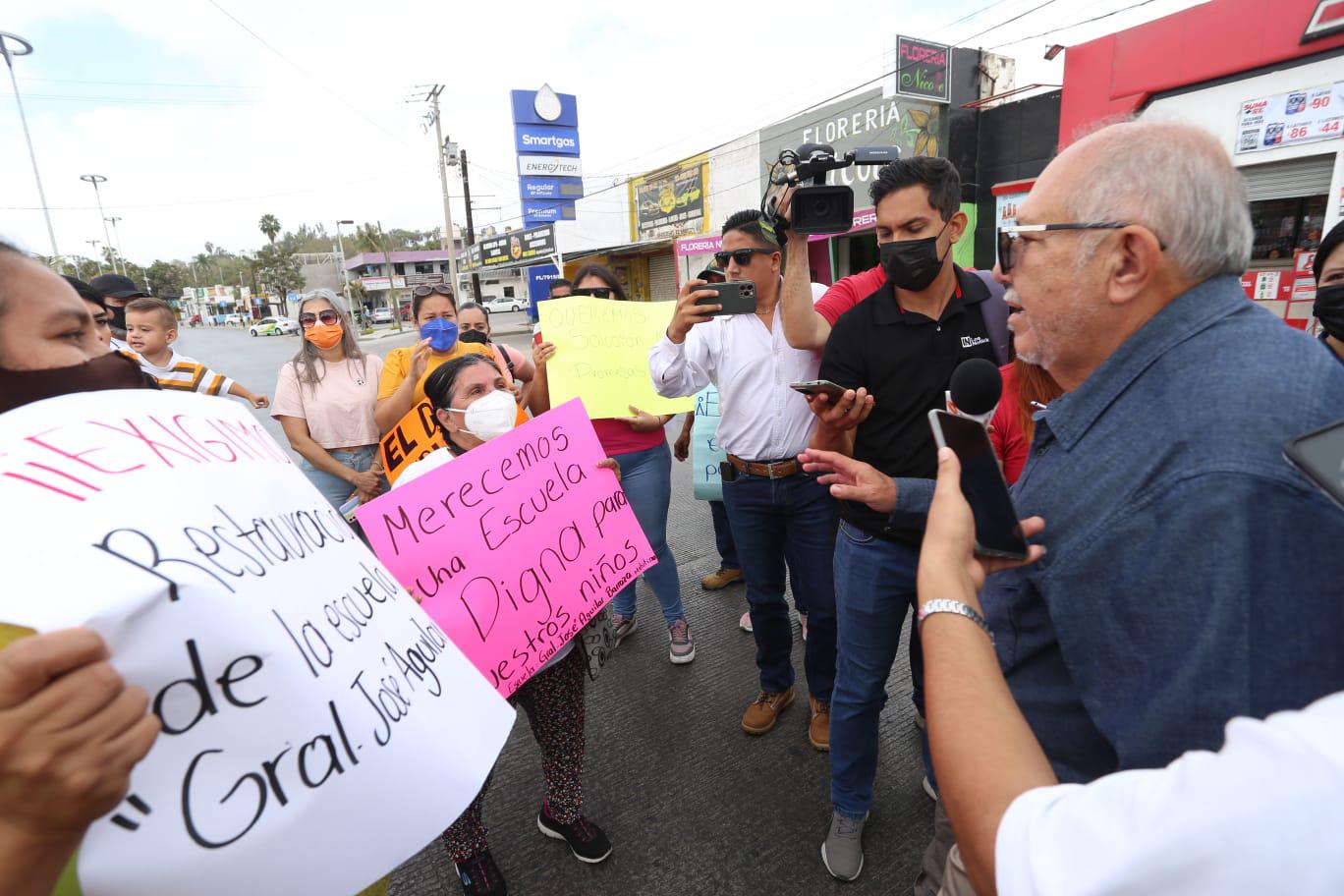 $!Padres de familia bloquean Avenida Gabriel Leyva, en Mazatlán, para exigir se rehabilite primaria ‘Aguilar Barraza’ en Colonia Juárez