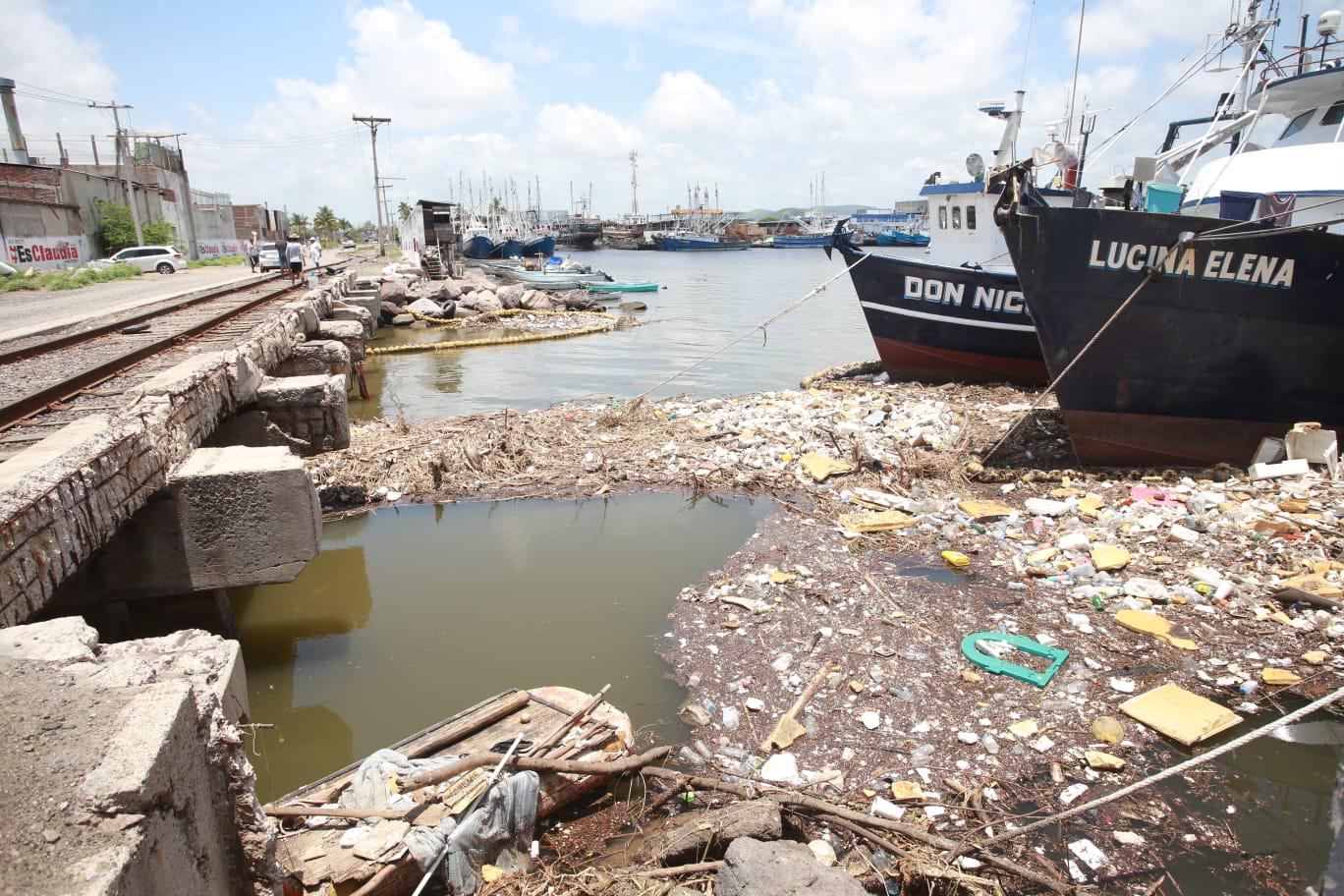 $!Biobarda del Puente Juárez impide que 3 toneladas de basura lleguen al mar