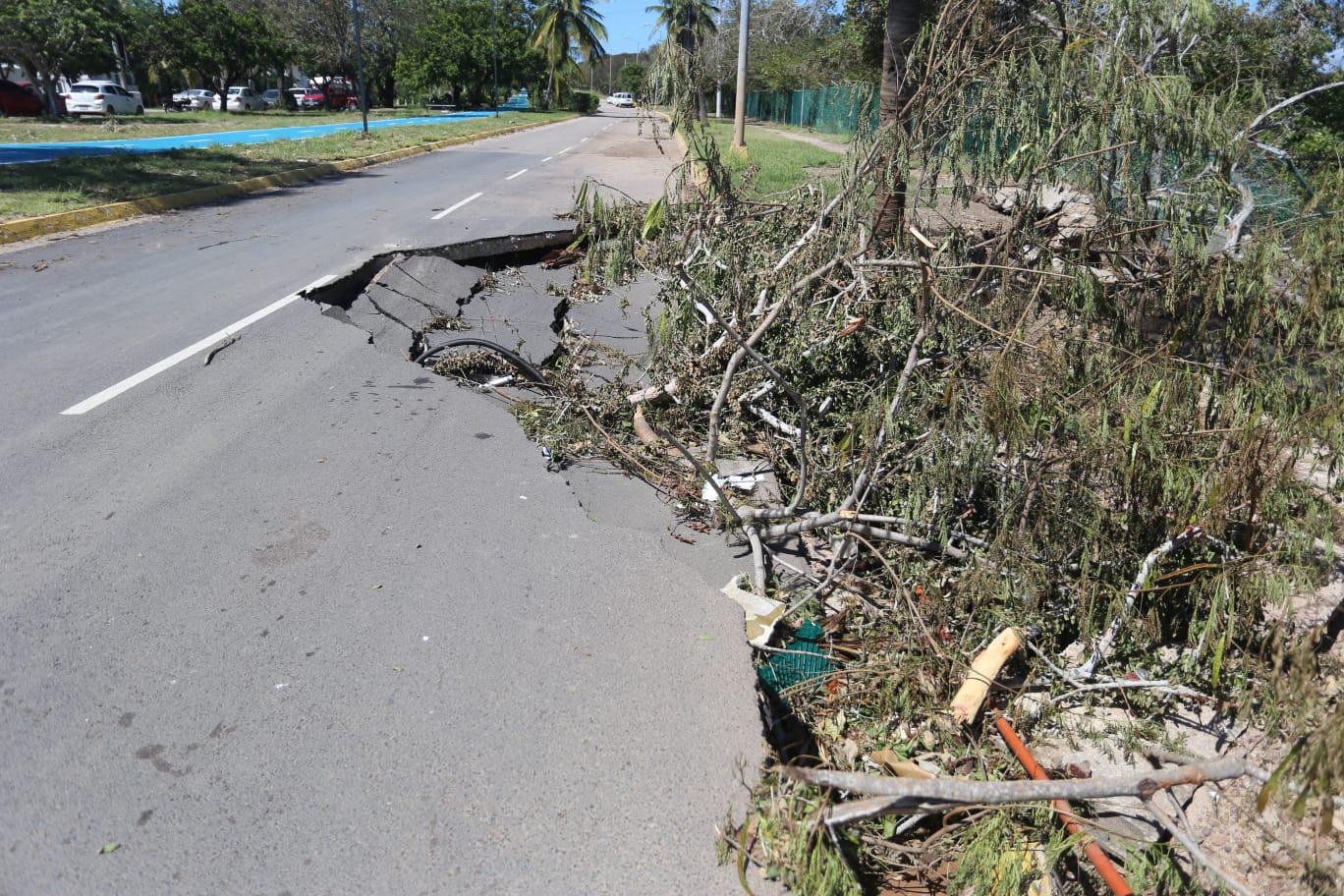 $!En Mazatlán, aún no empiezan a reparar el socavón de Cerritos