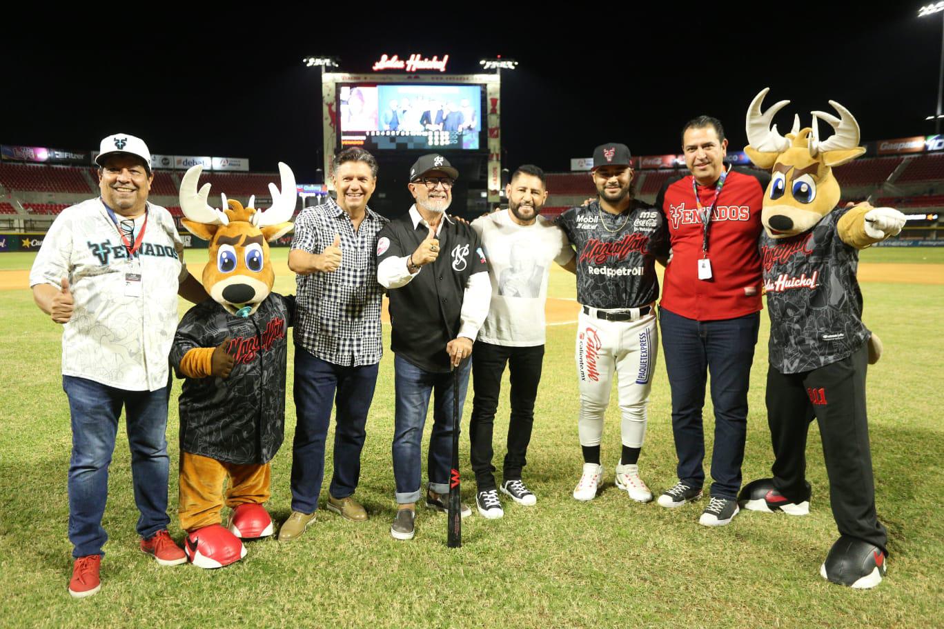 $!Pancho Barraza lanza la primera bola en el juego entre Venados y Naranjeros