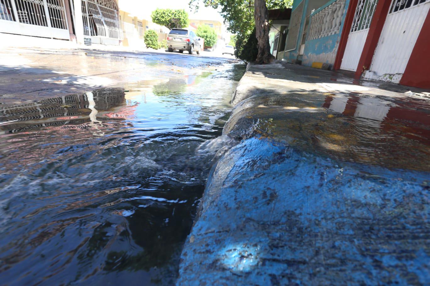 $!Vecinos de la Colonia Juárez de Mazatlán se quejan del olor que despiden aguas negras que inundan las calles