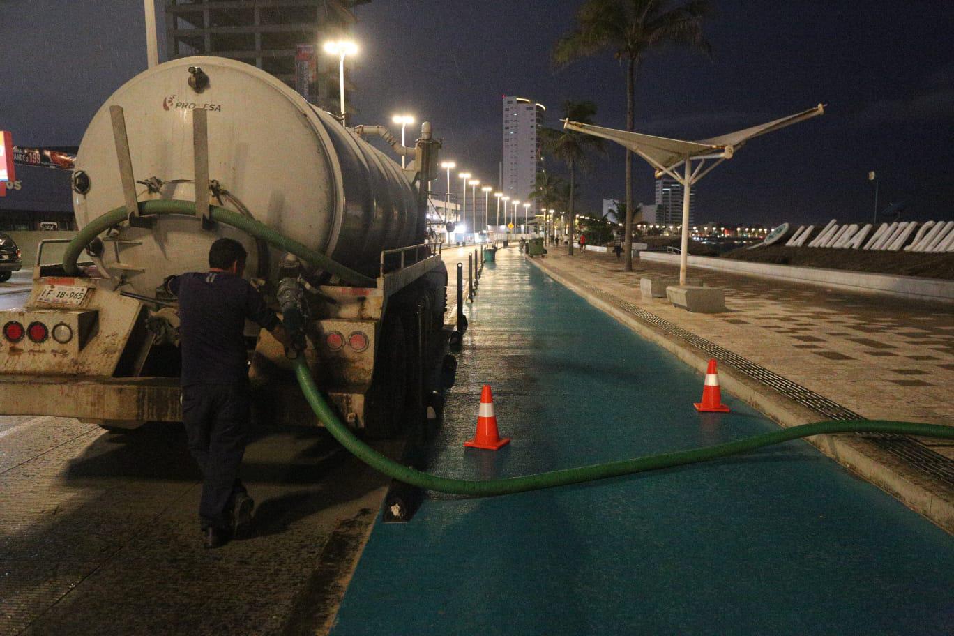 $!En Mazatlán, desde temprano salen al malecón a ejercitarse, pero la limpieza de baños portátiles los pone en riesgo
