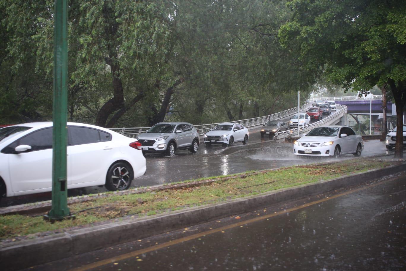 $!Lluvia sorprende a Culiacán este viernes