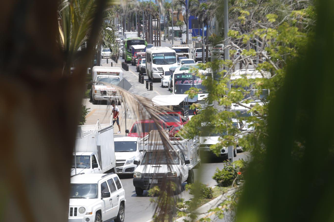 $!Caos vial en la Zona Dorada, en Mazatlán, por trabajos de la CFE