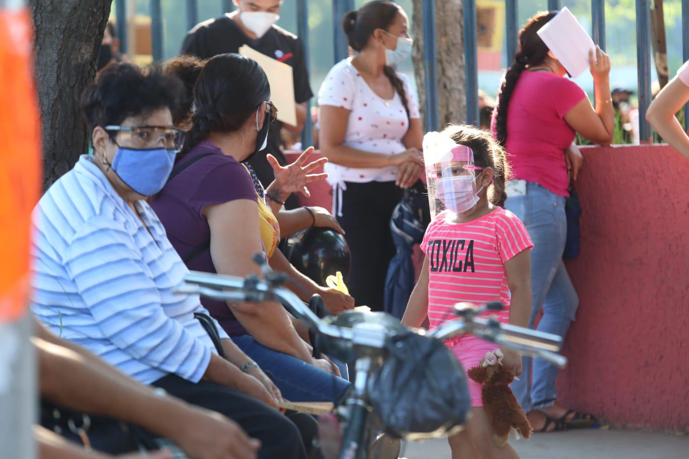 $!Con largas filas inicia último día de vacunación para jóvenes de 18 a 29 años en Mazatlán
