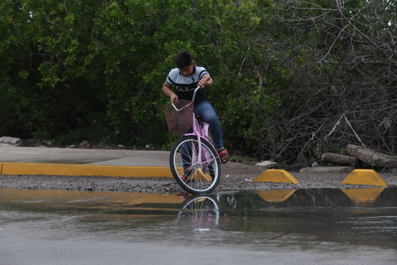 $!Se desata la peste en la zona del Infiernillo, en Mazatlán, por fuga de aguas negras