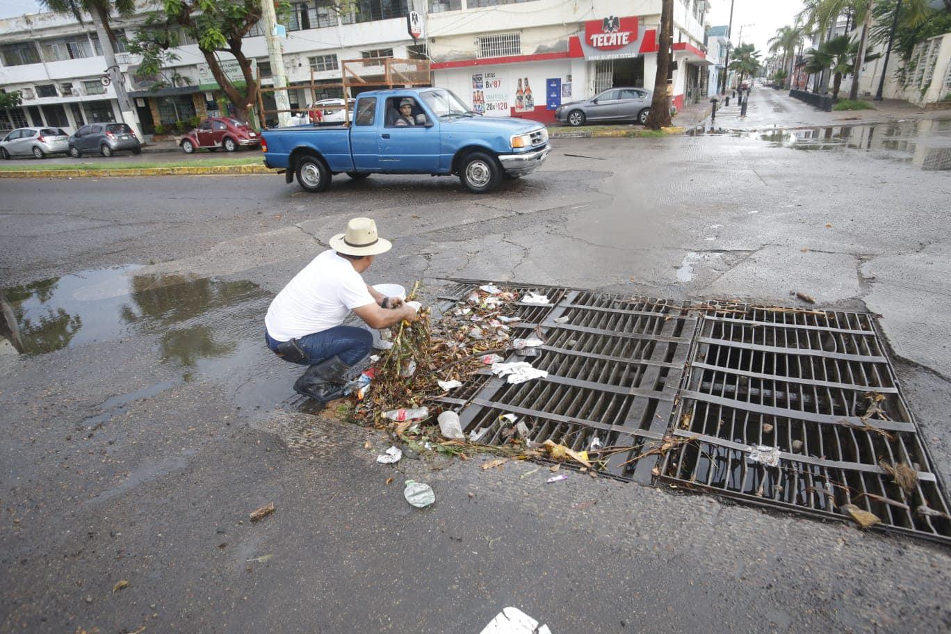 $!Arrastran lluvias toneladas de plásticos al drenaje de Mazatlán; llaman a evitar inundaciones