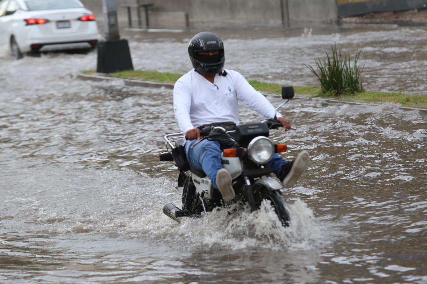 $!Por tormenta, cierran vialidades en Mazatlán tras presentar alto nivel de agua