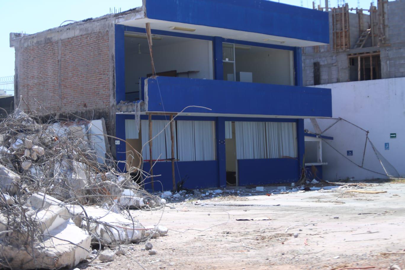 $!Adiós, ahora sí, al Instituto Británico... derriban su edificio en Mazatlán