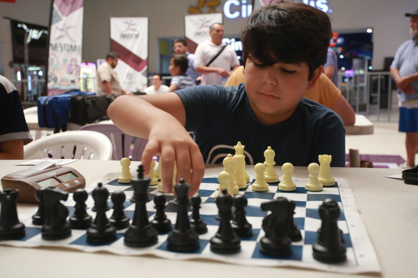$!Cumplen ajedrecistas en apoyo a Virat Kattel Zamudio