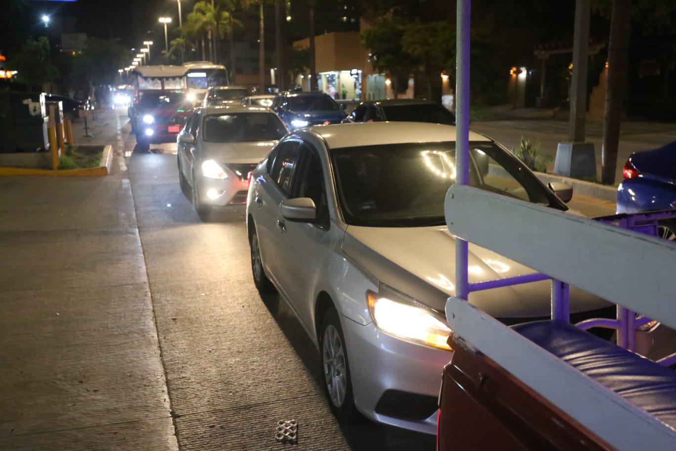 $!Dan últimos toques a pasos peatonales elevados en la Zona Dorada