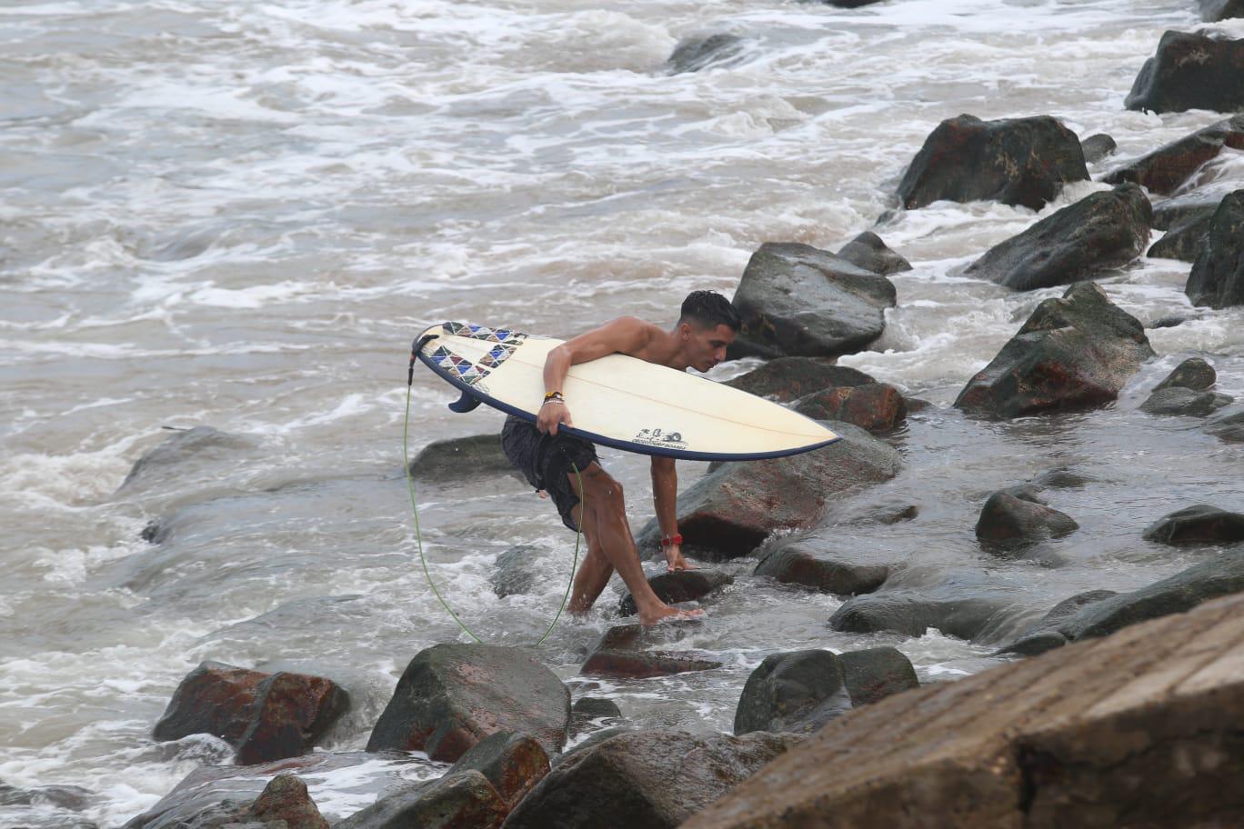 $!Enfrentar las olas que provoca un huracán como Olaf en Mazatlán requiere de experiencia, como la de ‘Becko’ Quintero
