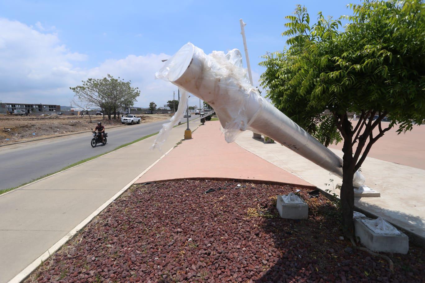 $!En Mazatlán reinstalarán velarias del Parque Lineal arracadas por vientos en 2016