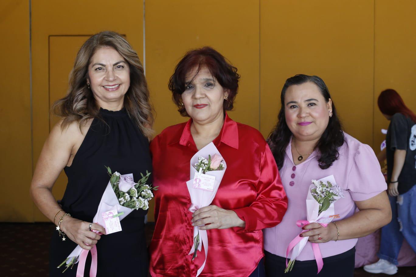 $!Las asistentes recibieron un detalle floral de Floristeria Paty Culiacán, teléfono 6677 12 91 10.