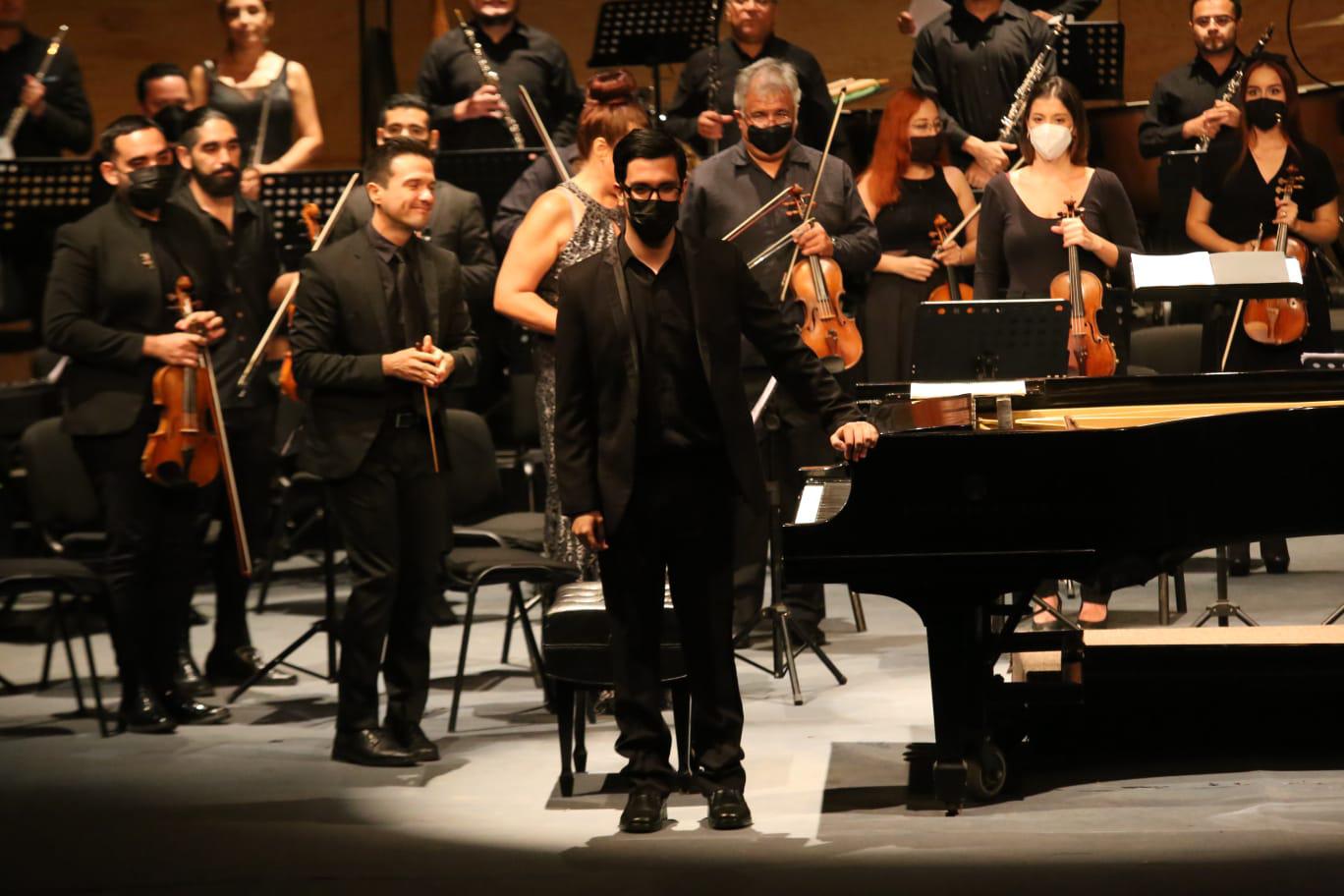 $!El pianista solista Sergio Castellanos, acompañó a la Orquesta del Teatro Ángela Peralta en la velada.