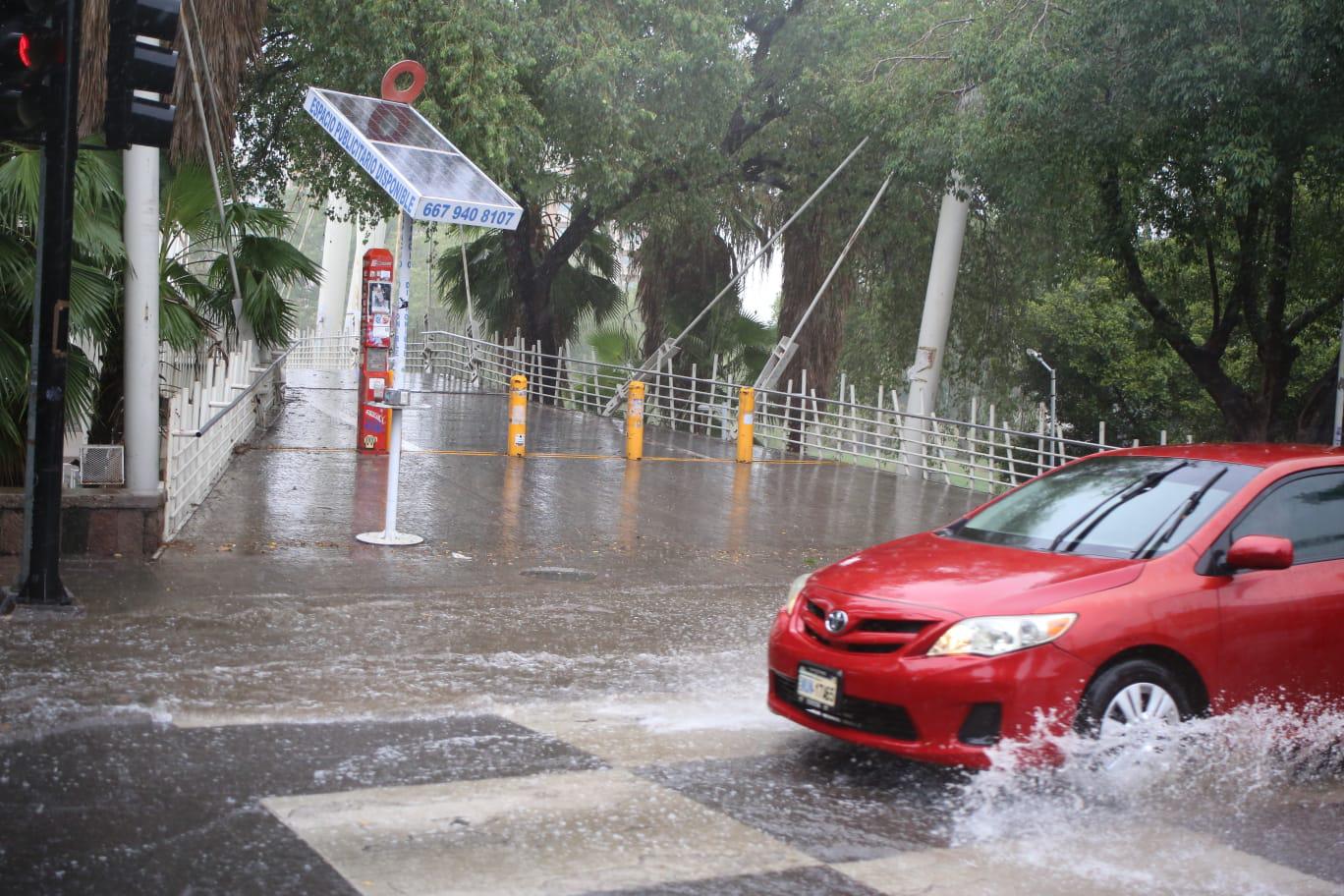 $!Lluvia sorprende a Culiacán este viernes
