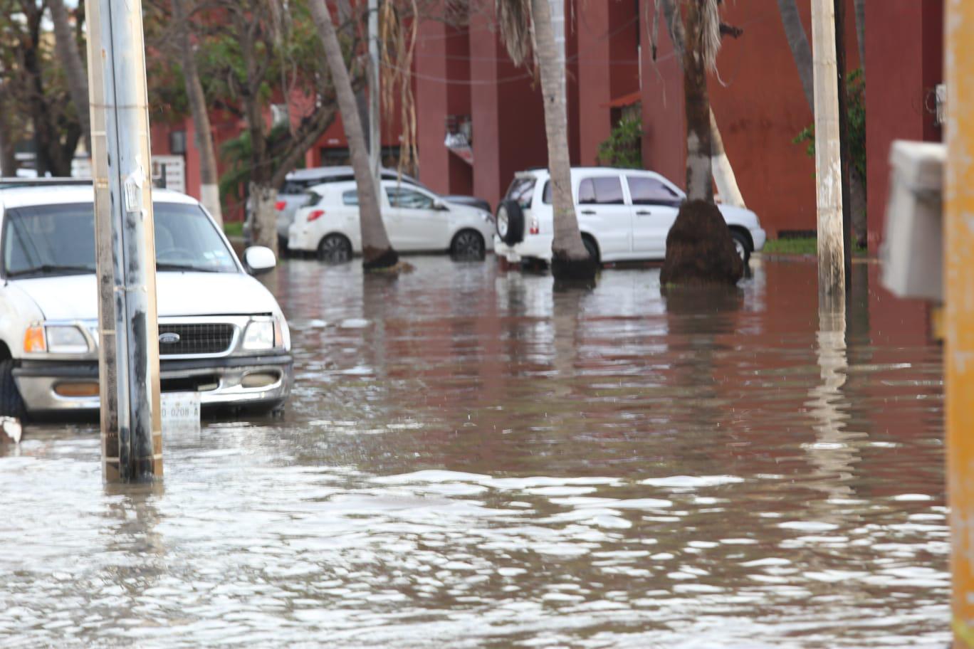 $!Lluvia de la madrugada colapsa vialidades de Mazatlán