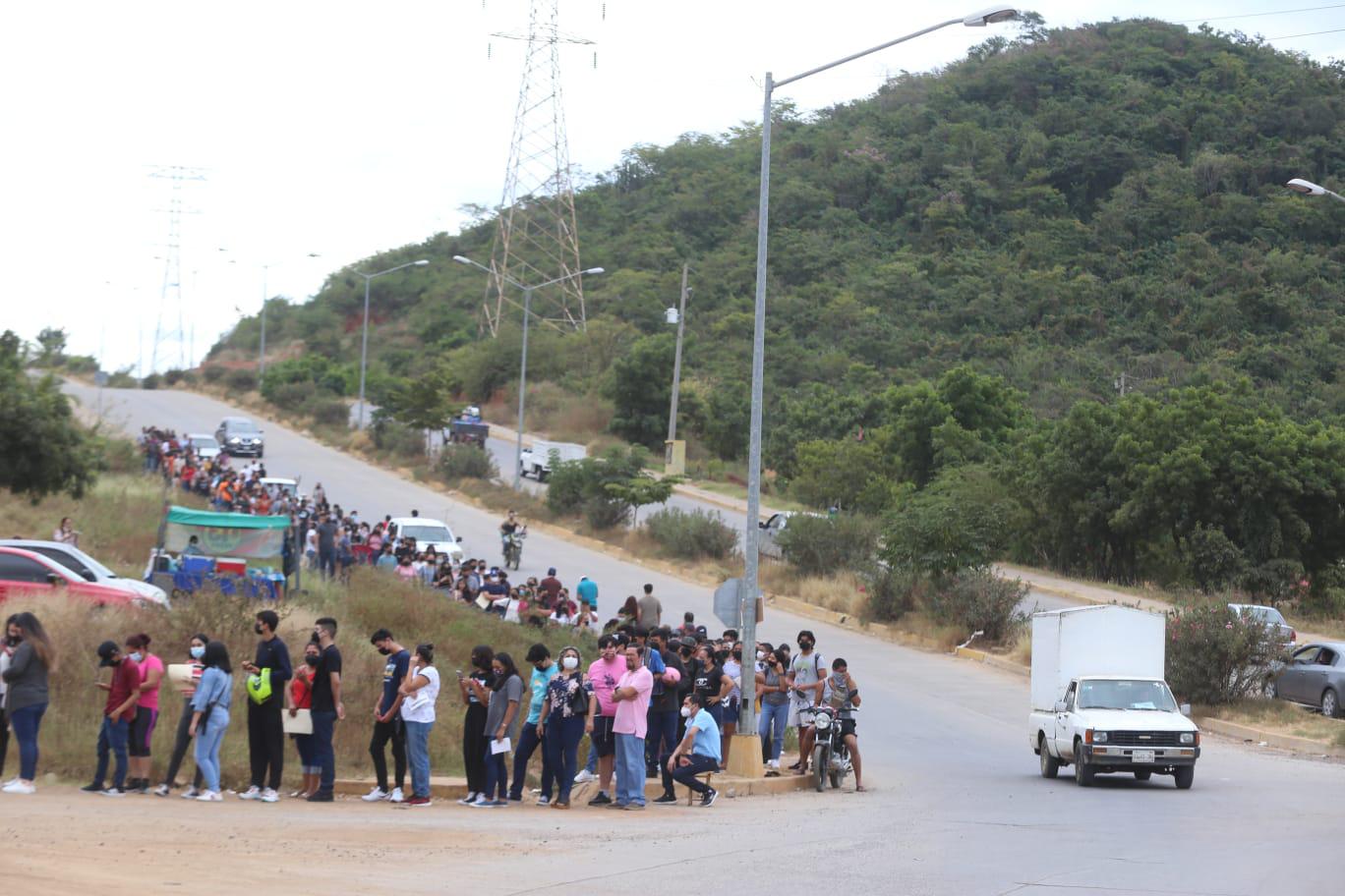 $!No manches, la fila llega hasta el cerro, dicen sorprendidos asistentes a la vacunación