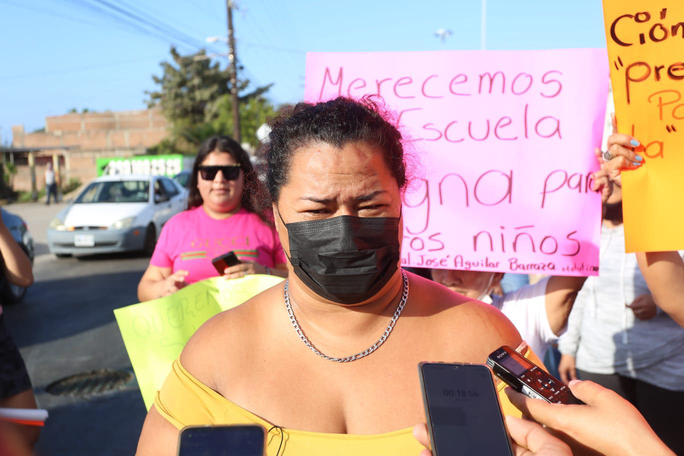 $!Padres de familia bloquean Avenida Gabriel Leyva, en Mazatlán, para exigir se rehabilite primaria ‘Aguilar Barraza’ en Colonia Juárez