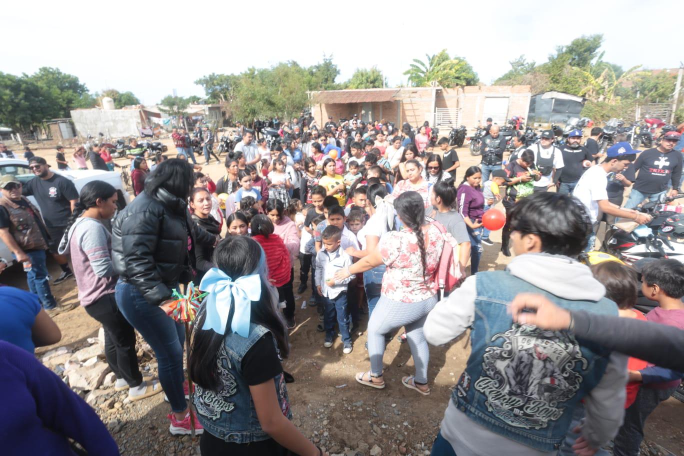 $!Llevan Bikers de Mazatlán alegría y diversión a más de 200 niños y niñas de la invasión San Antonio