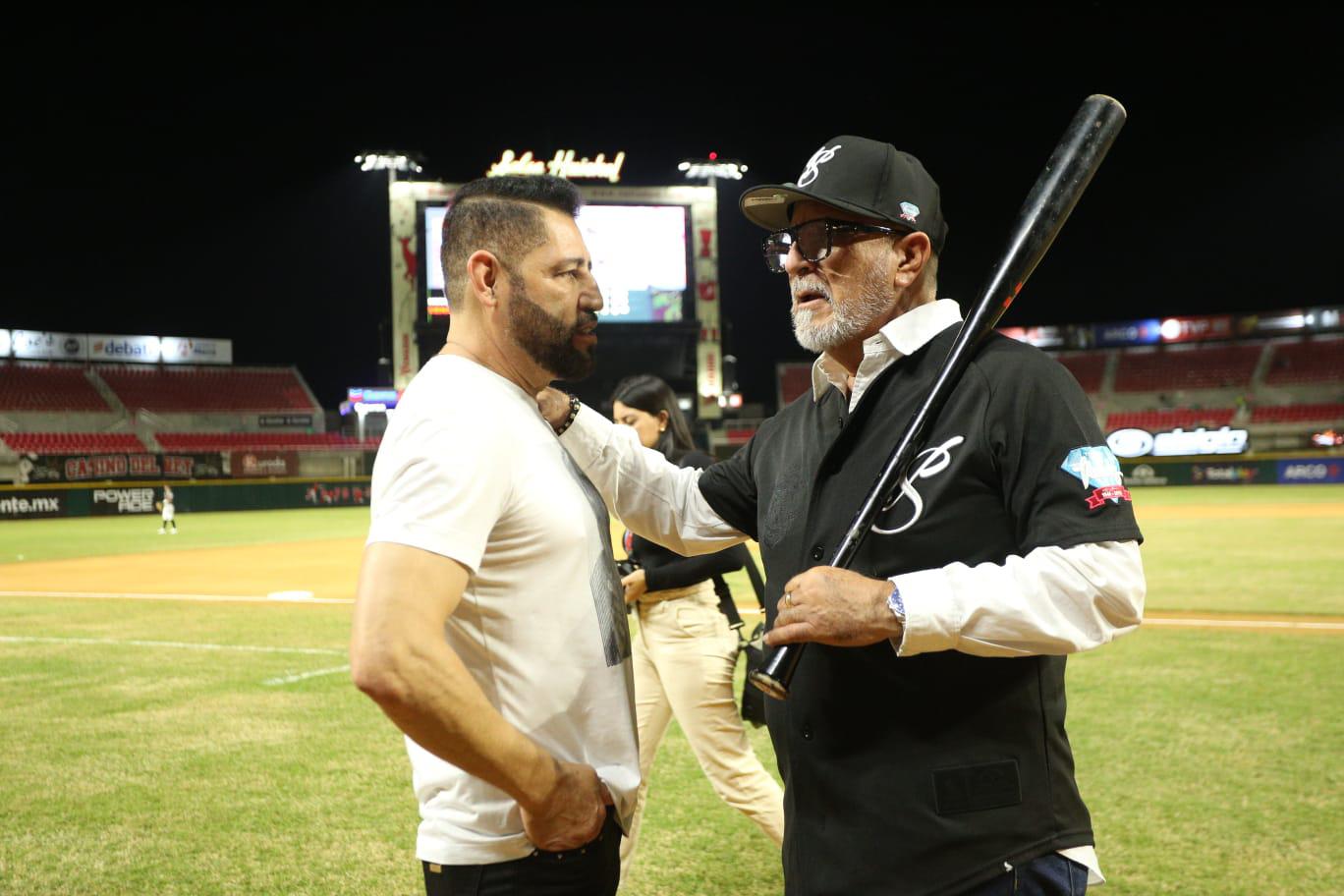 $!Pancho Barraza lanza la primera bola en el juego entre Venados y Naranjeros
