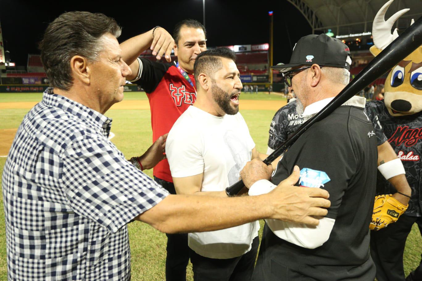 $!Pancho Barraza lanza la primera bola en el juego entre Venados y Naranjeros