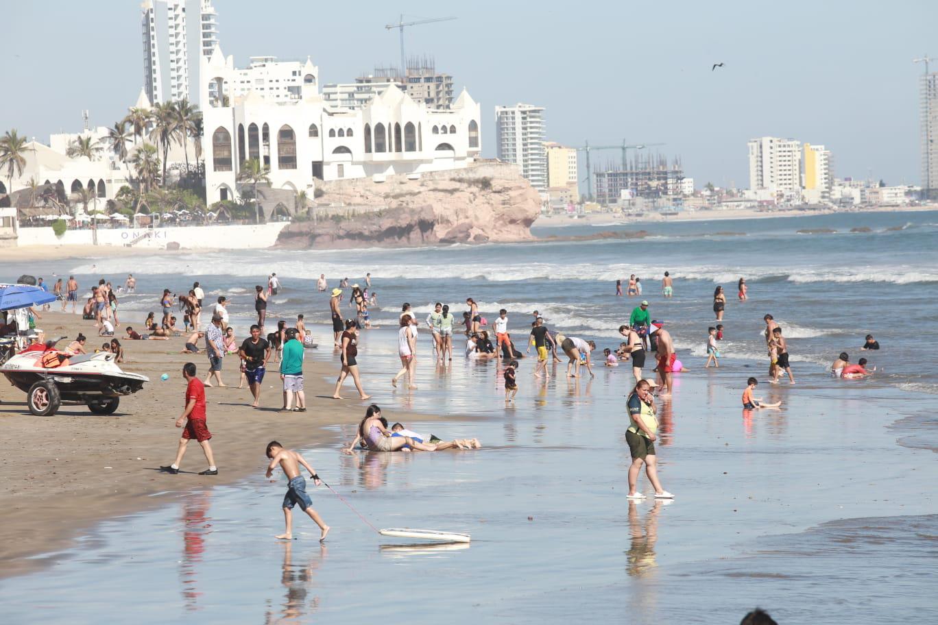 $!Disfrutan centenares de personas atractivos de Mazatlán este domingo